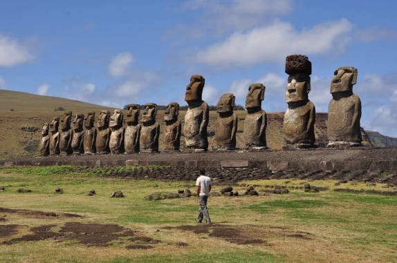 Tongariki, um dos mais emblemáticos sítios arqueológicos de Rapa Nui (ou Ilha de Páscoa), território chileno no meio do Oceano Pacífico